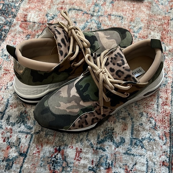 Steve Madden Cliff Sneaker in Khaki/Beige Sold out in this size online! - Picture 2 of 8